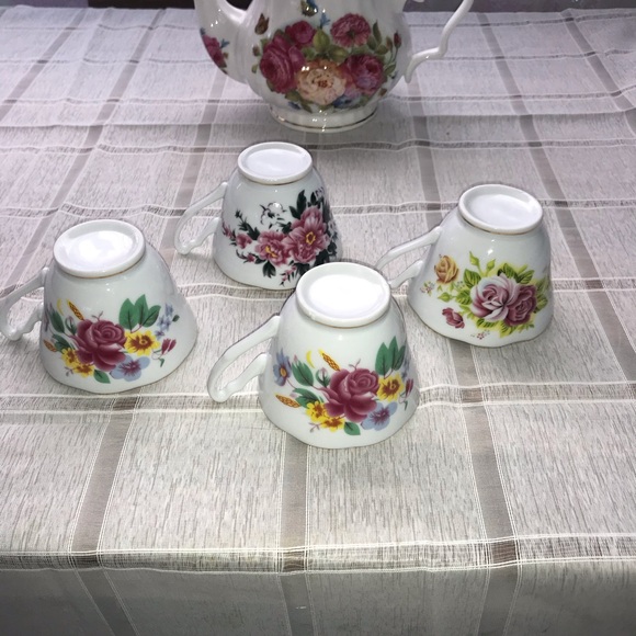Stechkol Bone China Garden Roses teapot With Lid, 4 Cups (1 Mismatch) - Picture 5 of 13